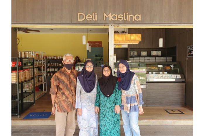 <p style="border: none;"><a href="/assets/3ec5fcbc-9cf3-415b-bcca-2774336692fb/Fauziah and Maskiah outside Deli Maslina.jpg">Sisters Fauziah and Maskiah binte Haji Ahmad Shariff (centre) with Maskiah’s husband Ahmad Don and daughter Adibah photographed outside their store, Deli Maslina which specialises in traditional Malay desserts</a>